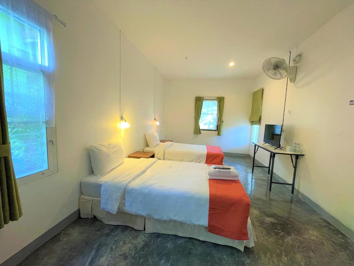 Wandee Bed & Breakfast Khao Lak Bagian luar foto