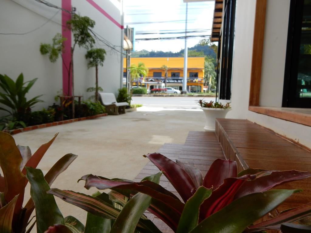 Wandee Bed & Breakfast Khao Lak Bagian luar foto