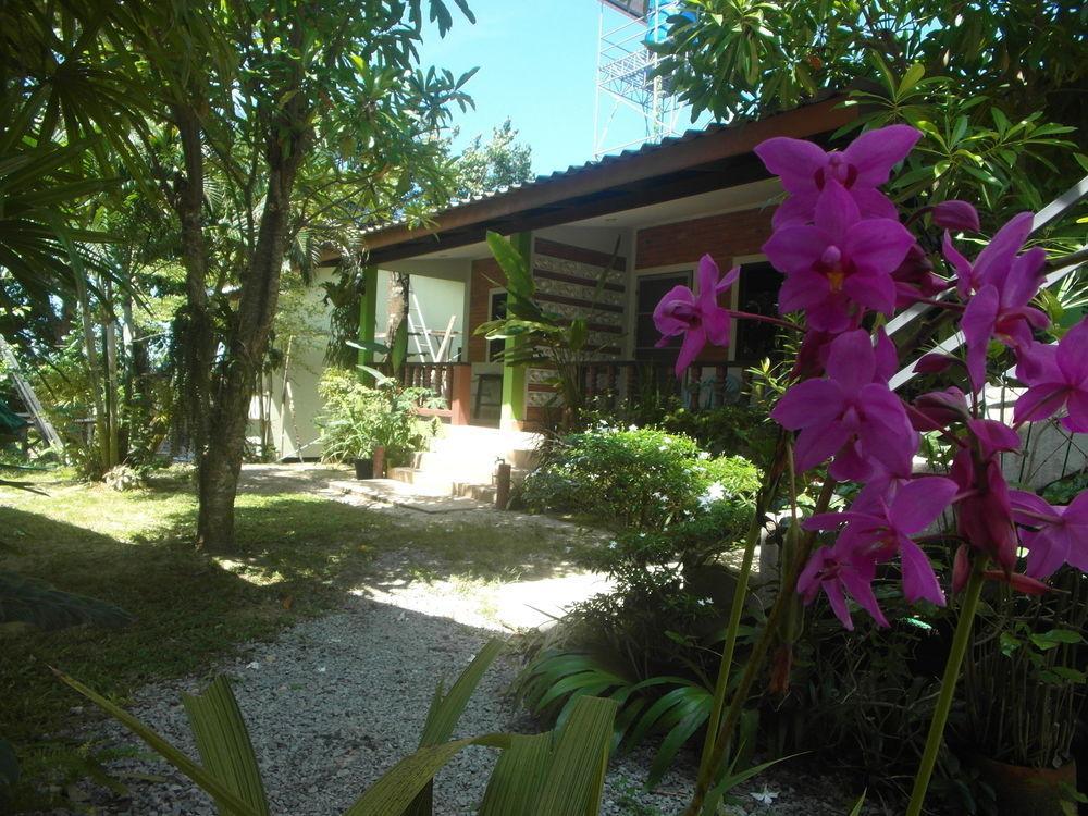 Wandee Bed & Breakfast Khao Lak Bagian luar foto