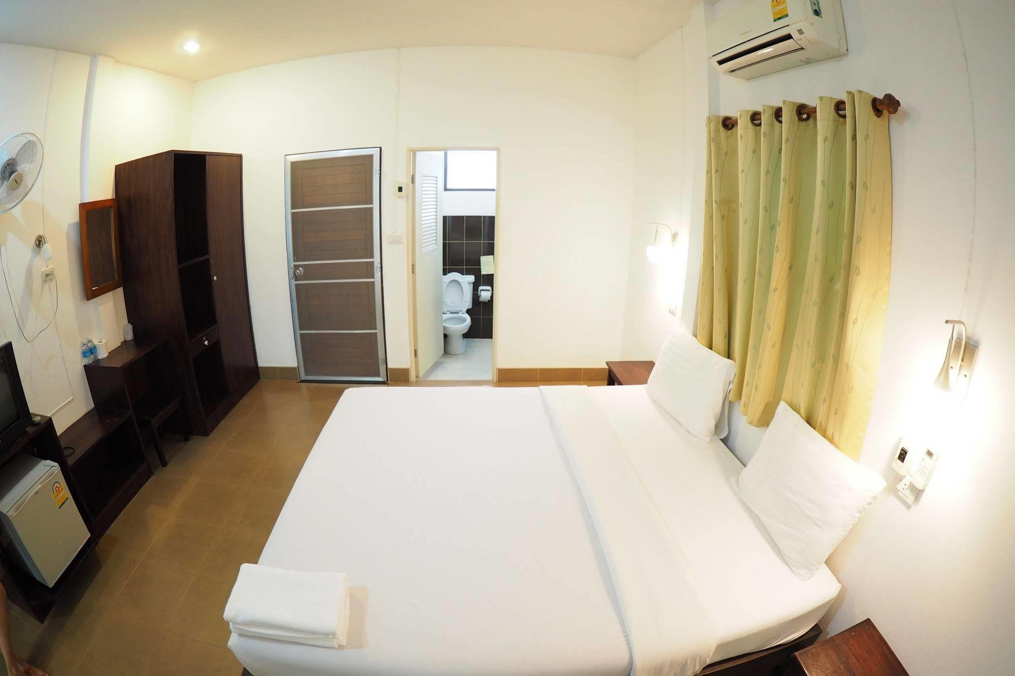 Wandee Bed & Breakfast Khao Lak Bagian luar foto