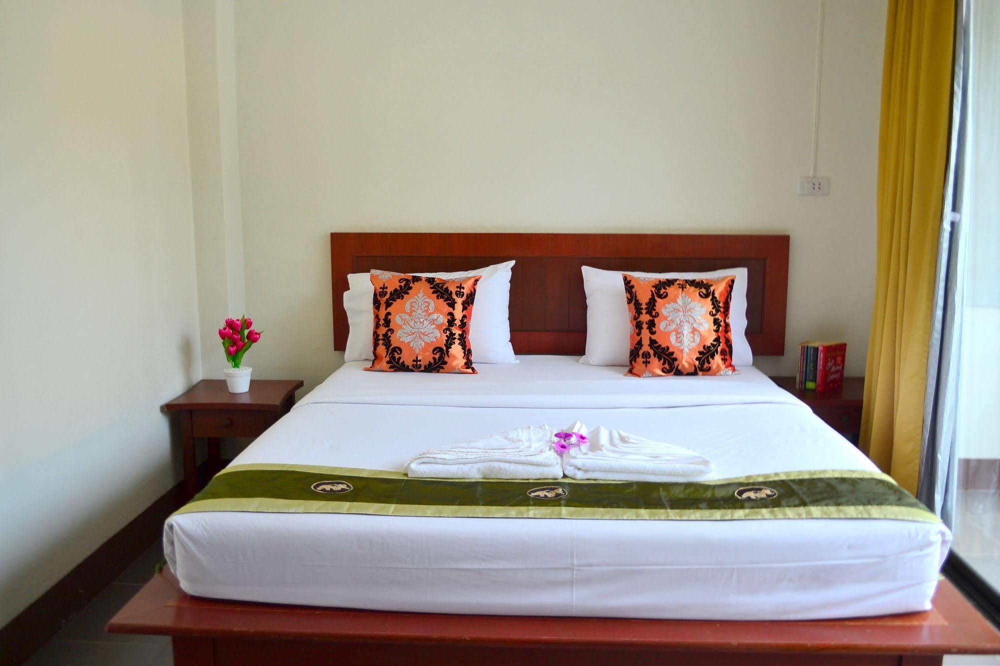 Wandee Bed & Breakfast Khao Lak Bagian luar foto