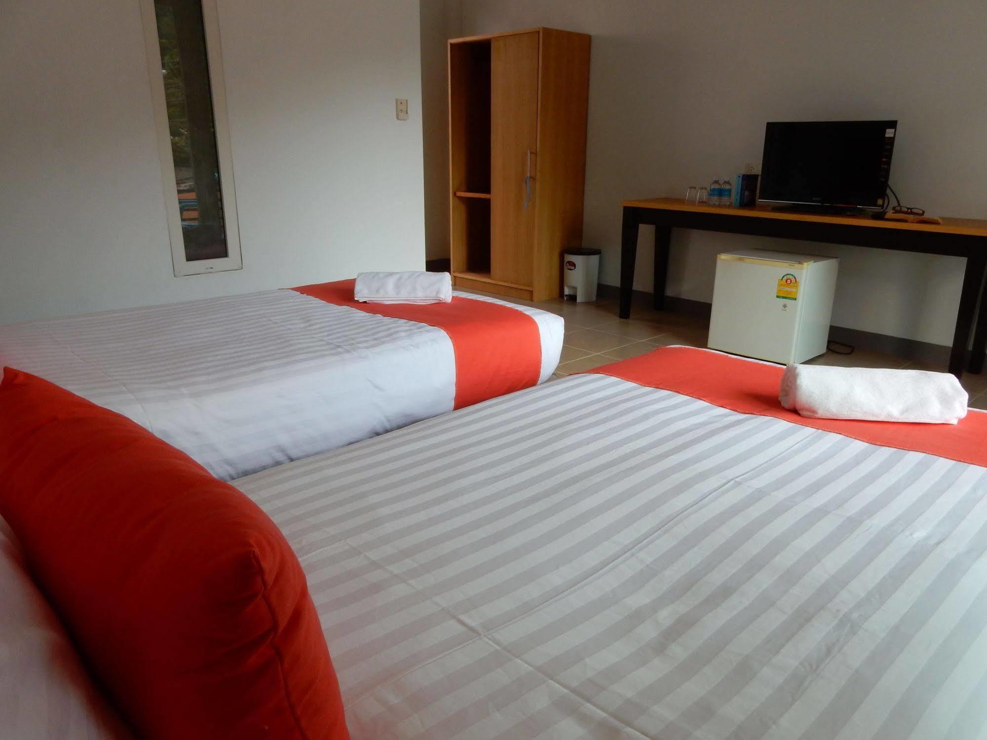 Wandee Bed & Breakfast Khao Lak Bagian luar foto