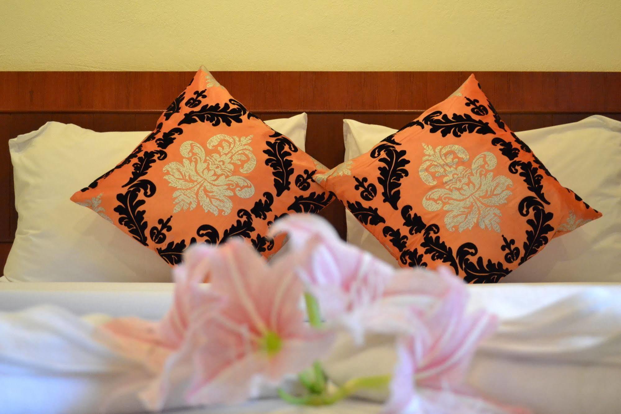 Wandee Bed & Breakfast Khao Lak Bagian luar foto
