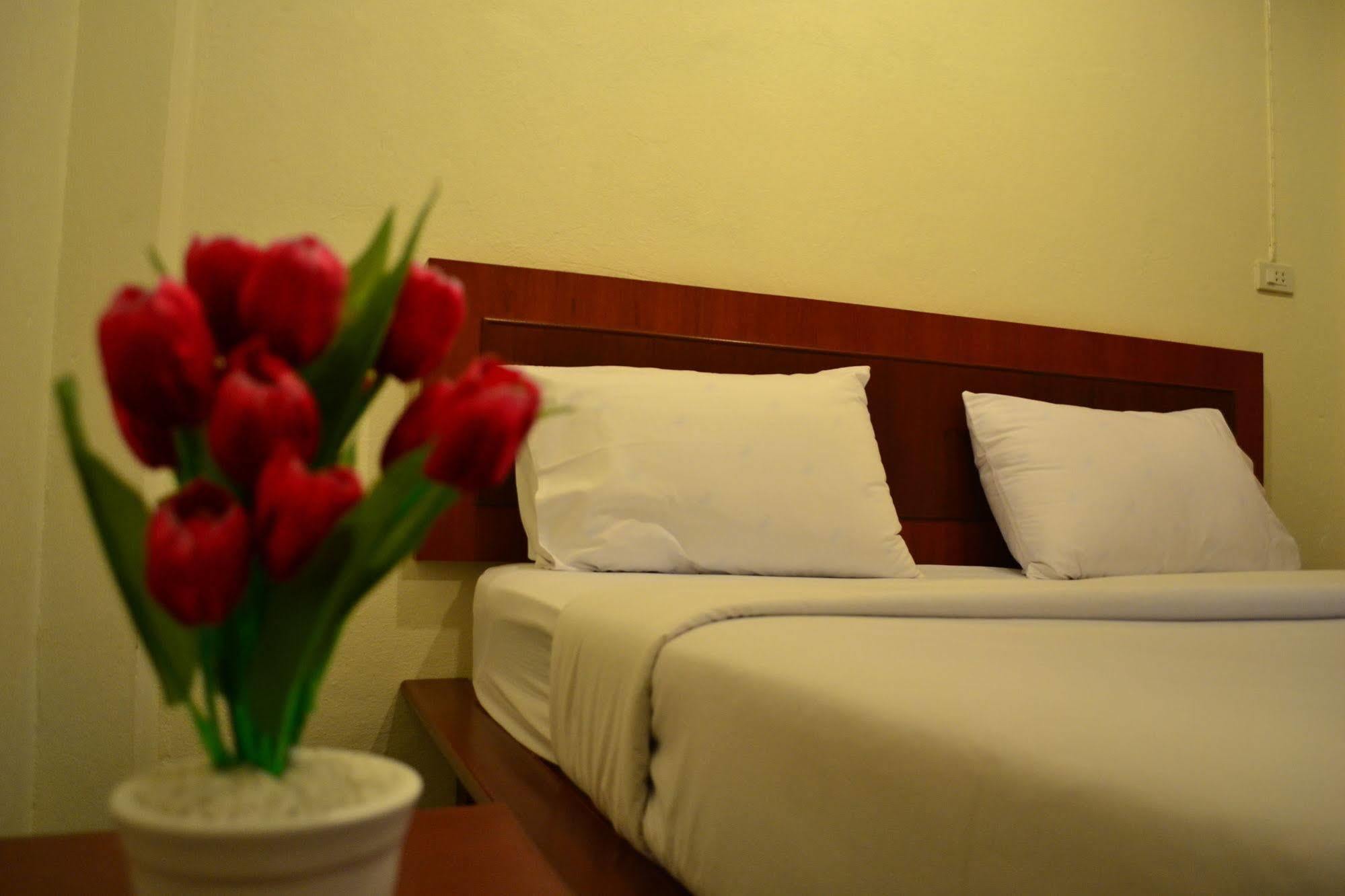 Wandee Bed & Breakfast Khao Lak Bagian luar foto
