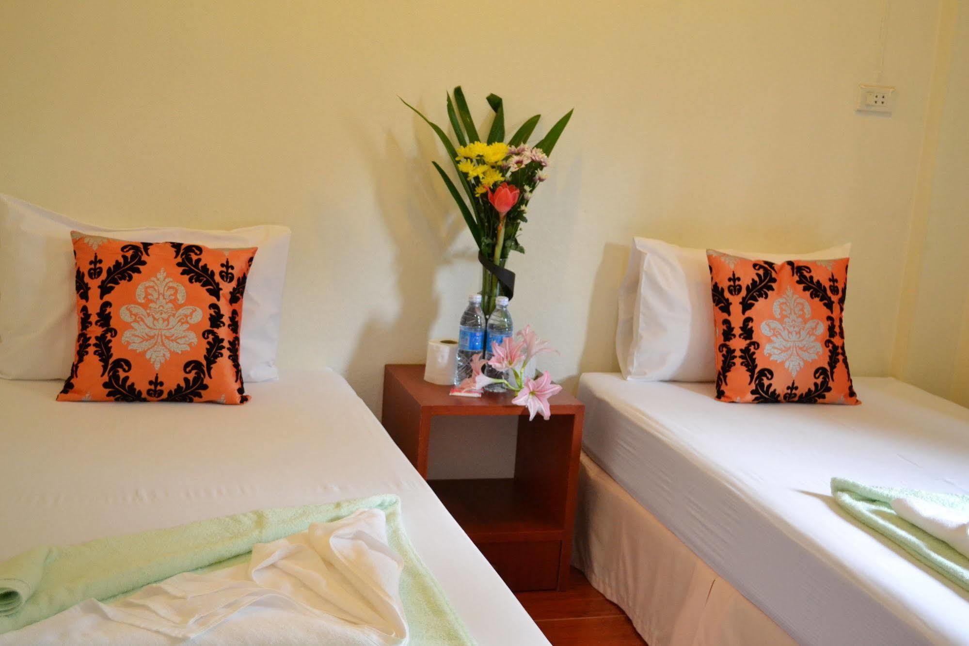 Wandee Bed & Breakfast Khao Lak Bagian luar foto