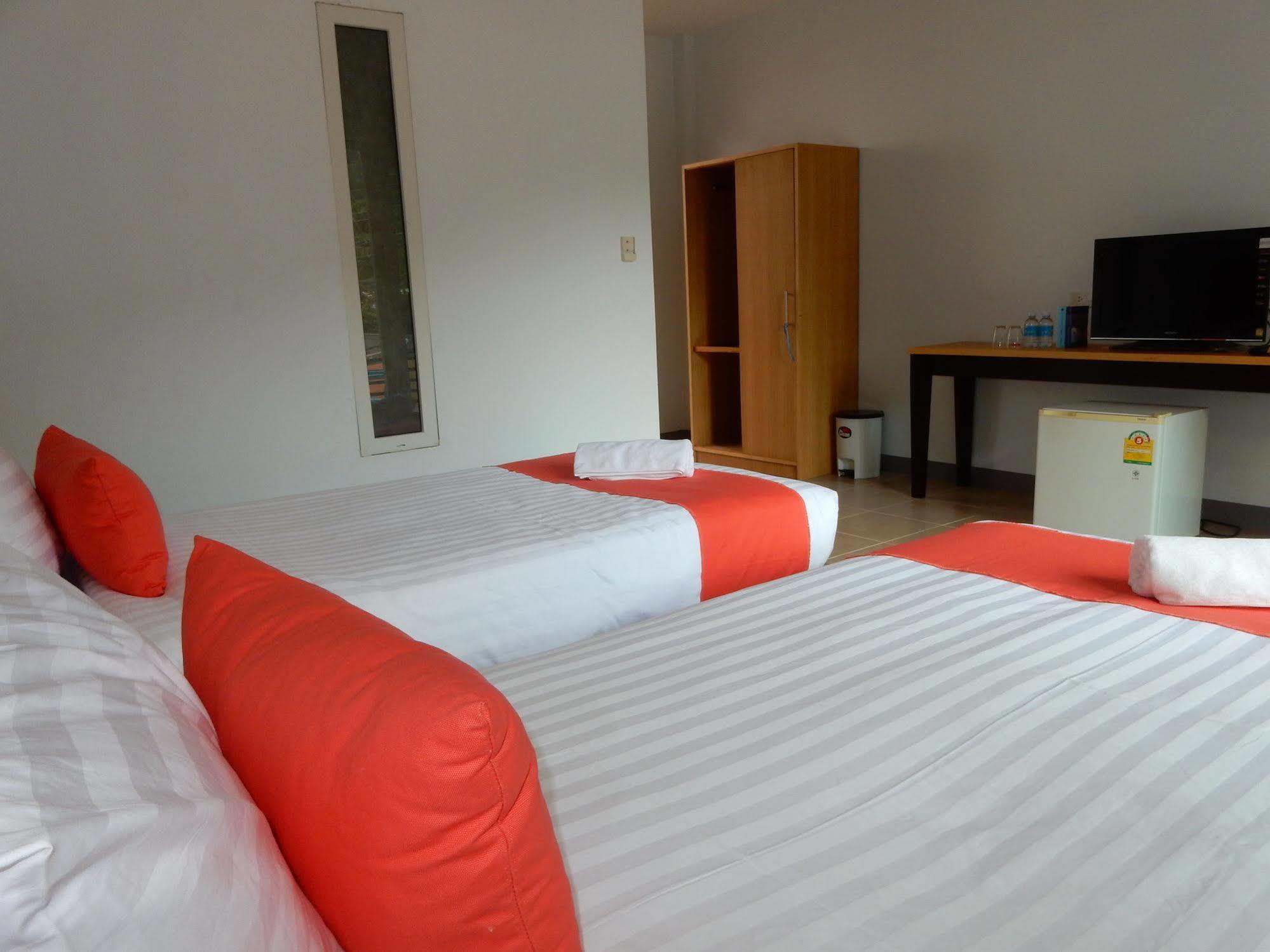 Wandee Bed & Breakfast Khao Lak Bagian luar foto