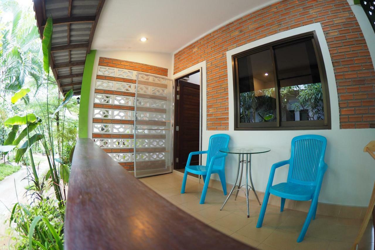 Wandee Bed & Breakfast Khao Lak Bagian luar foto