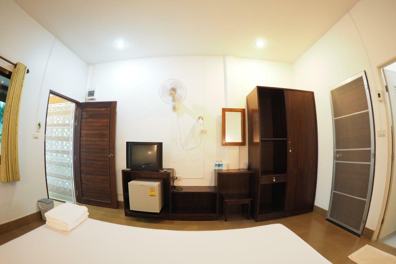 Wandee Bed & Breakfast Khao Lak Bagian luar foto